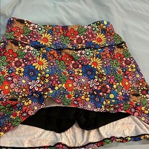 Fubelle S bright multi  floral a-line pull on skort. Has zip pocket back.
Soft